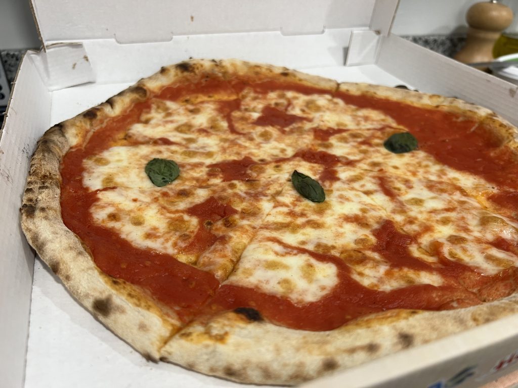 Classic Margherita pizza with basil — Da Pino Pizza Armação de Pêra