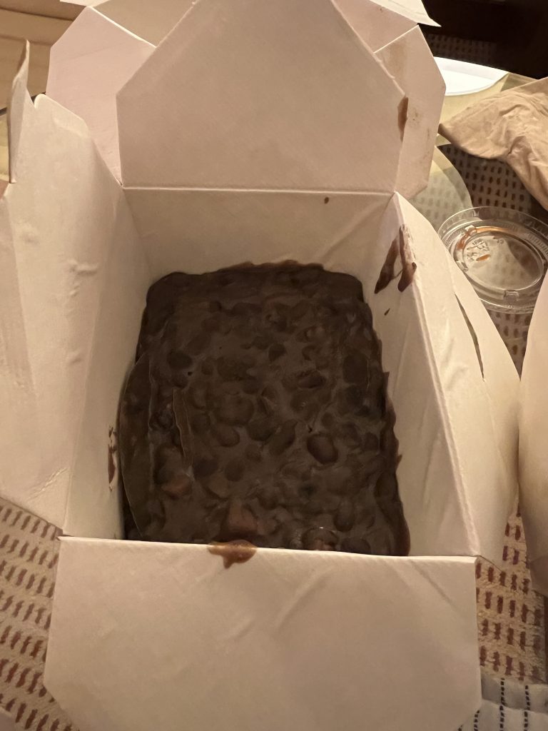 100 gramas feijao preto black beans in a takeout box