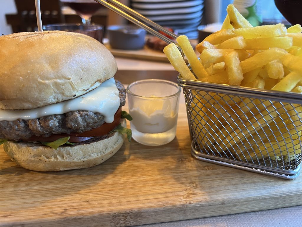 Cheeseburger with French fries at Bandalho Meat & Wine Carnaxide — Lisbon Restaurant Review — Portugal Food Blog
