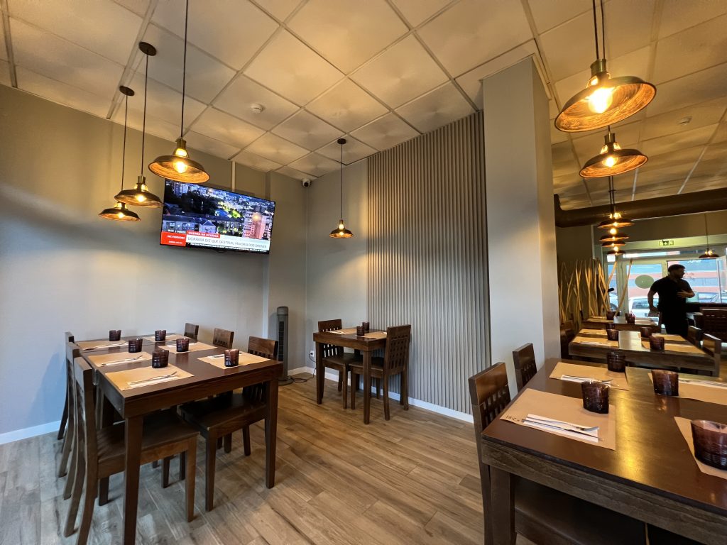 Tvs inside Bandalho Meat & Wine Carnaxide — Lisbon Restaurant Review — Portugal Food Blog