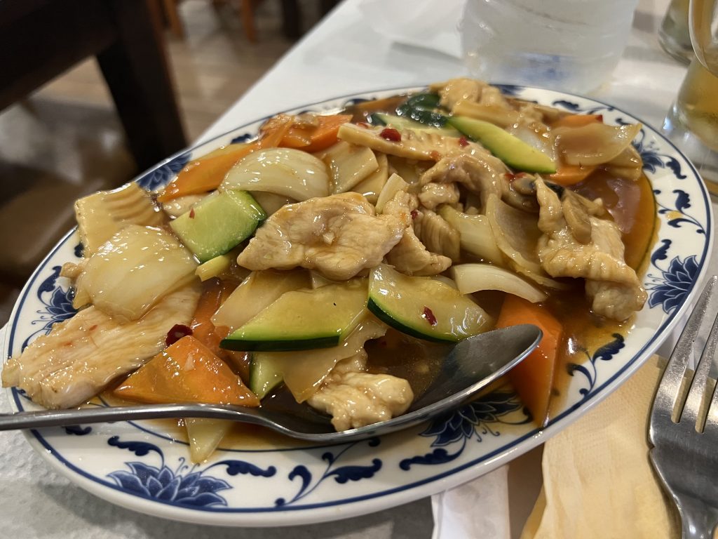 Chicken with vegetables at Restaurante Chinês Long Xing in Armação de Pêra, Portugal