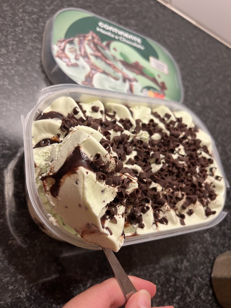 A scoop of creamy mint ice cream with chocolate shavings and chocolate sauce ribbon Continente Ice Cream Menta e Chocolate Review