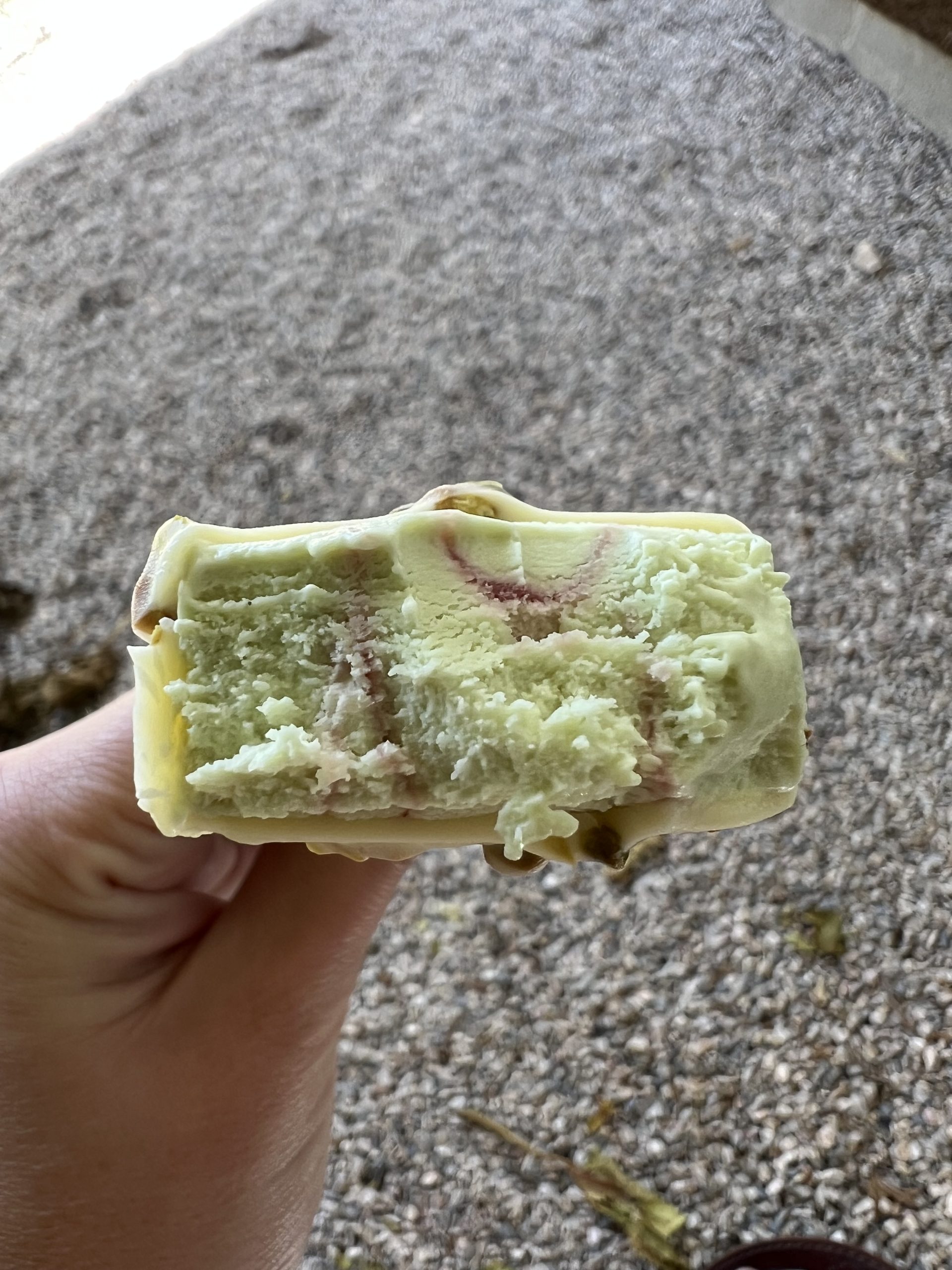 Continente Mini Magnifico Pistacio Framboesa Review — Raspberry Pistachio Ice Cream Taste Test