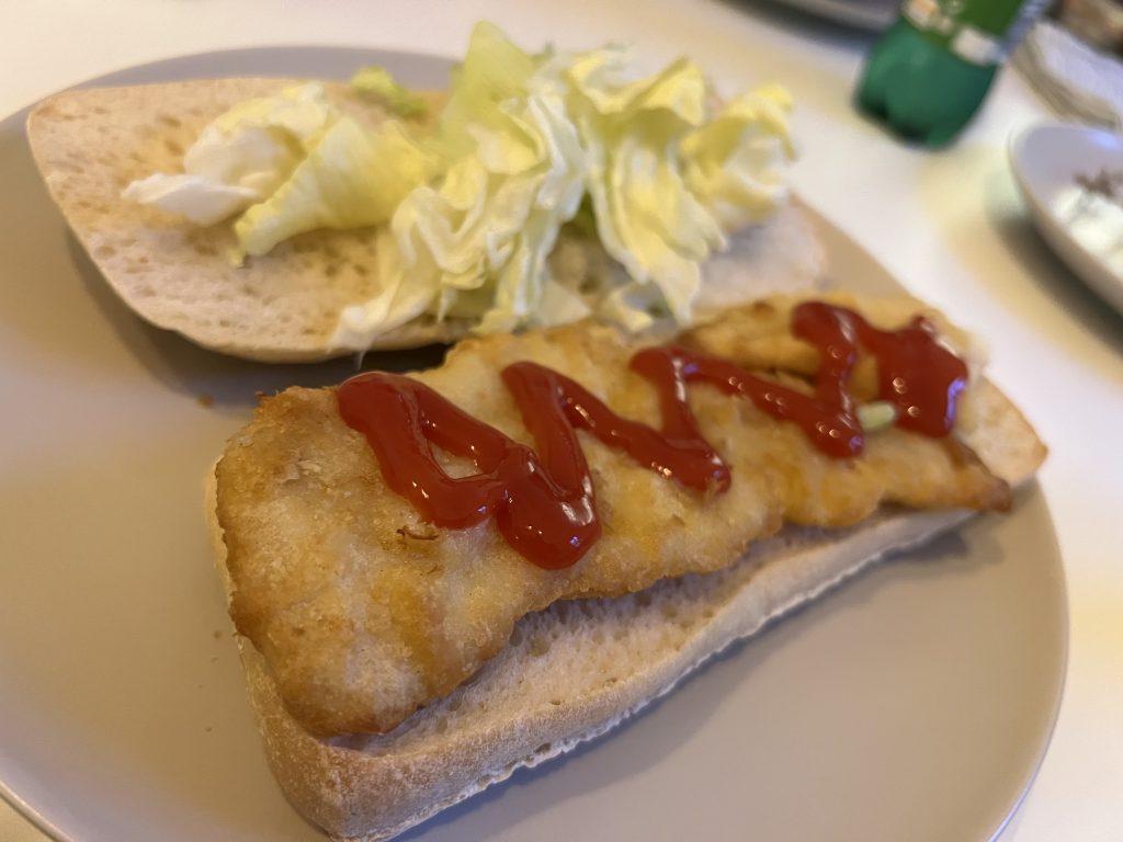 Fish sandwich with ketchup and iceberg lettuce — Continente battered fish — filetes de pescada com ovo