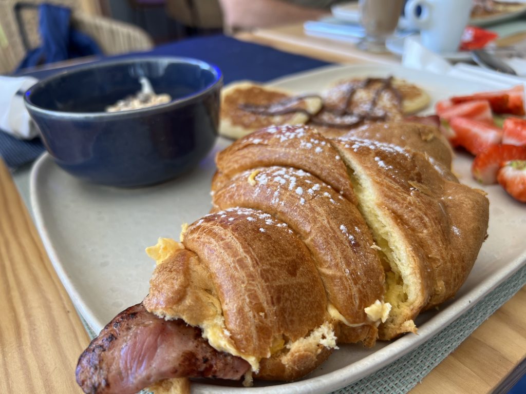 Croissant with scrambled eggs and bacon — Almalusa Brunch in Armação de Pêra, Portugal