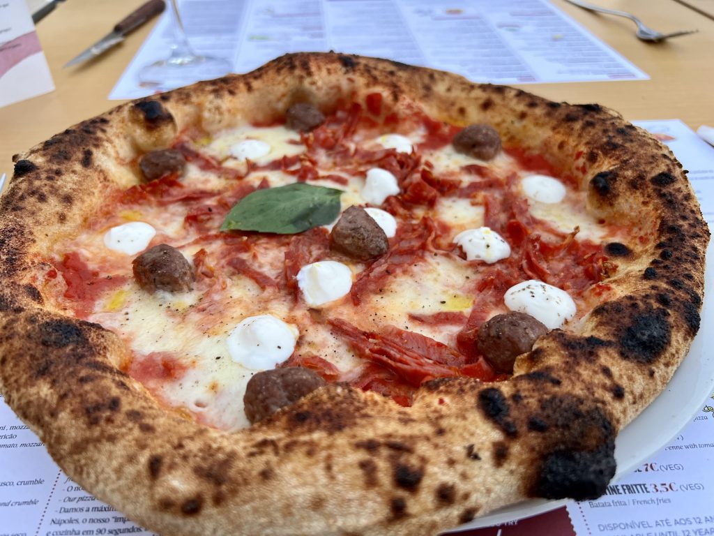 Meatball and Fior di Latte Neapolitan Pizza in Ohlos de Água Beach at Fratelli Pizza Popolare