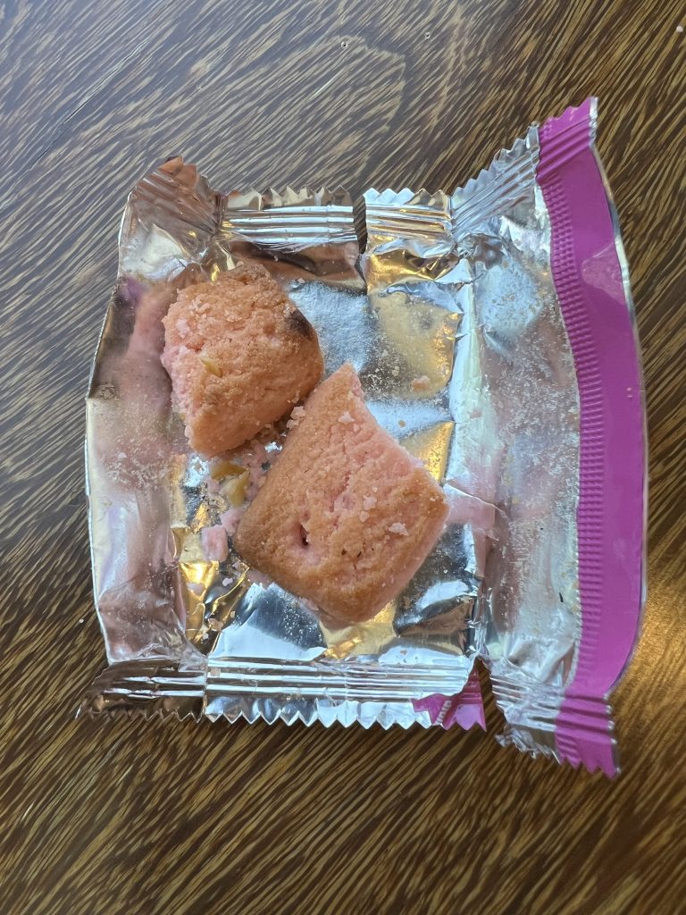 Diamond Bakery Hawaiian Shortbread Macadamia Nut Guava Review 3