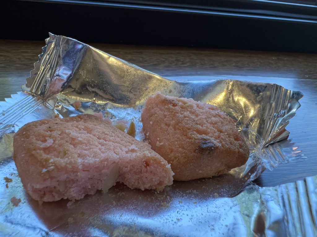 Diamond Bakery Hawaiian Shortbread Macadamia Nut Guava Review 4