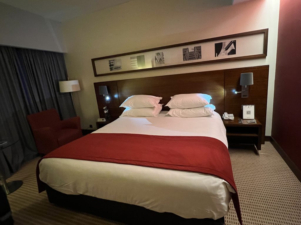 Standard Queen Room at Lagoas Park Hotel Oeiras — Porto Salvo — Lisbon Hotel Review