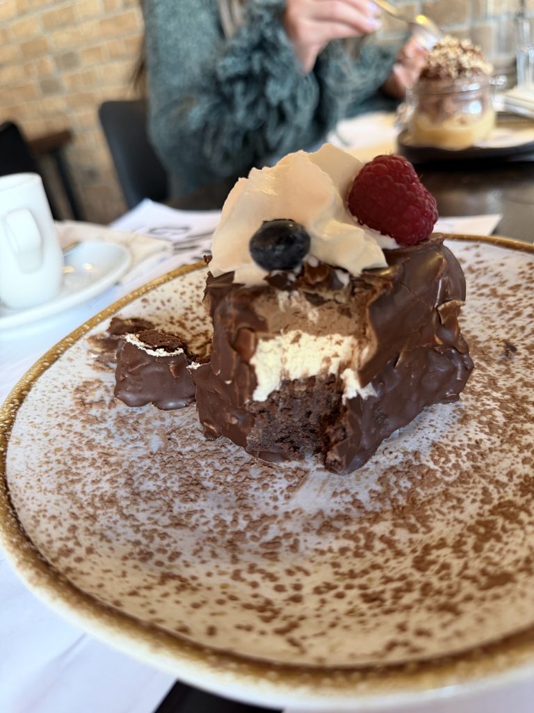 Inside layered brownie and mousse dessert — Come na gaveta Tavira Portugal photo review