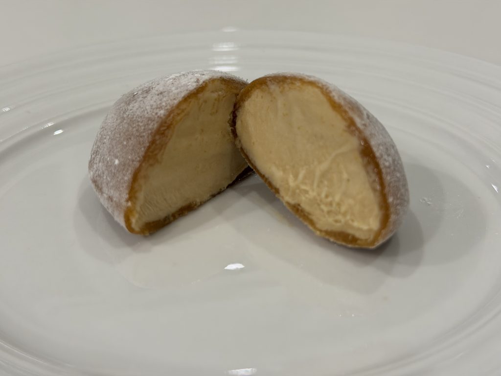 Inside Aldi Salted Caramel (Caramelo Salgado) Mochi Ice Cream