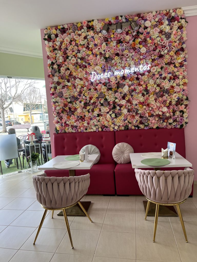 Photo Flower Wall Inside MB Cakes Brunch & Coffee Loulé