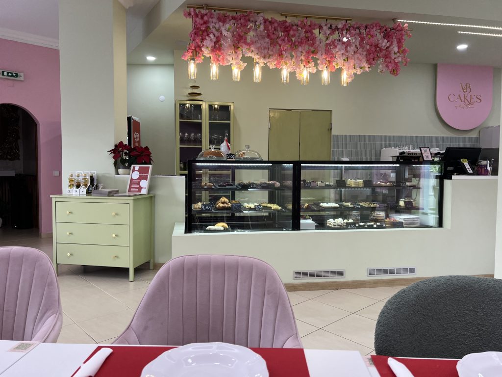 Bakery Case inside MB Cakes Brunch & Coffee Loulé