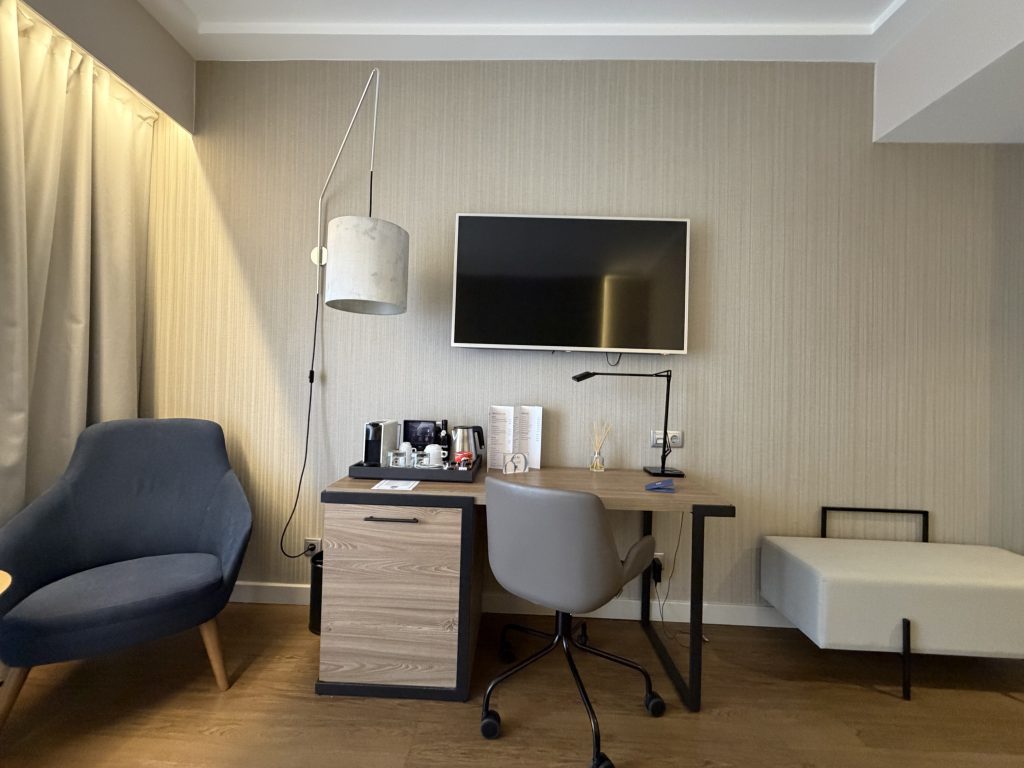 NH Lisboa Campo Grande Hotel Photo Superior Terrace Room Work Space Desk
