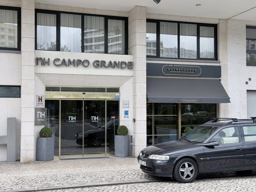 NH Lisboa Campo Grande Hotel Entrance and Entrecampus Restaurant Photo
