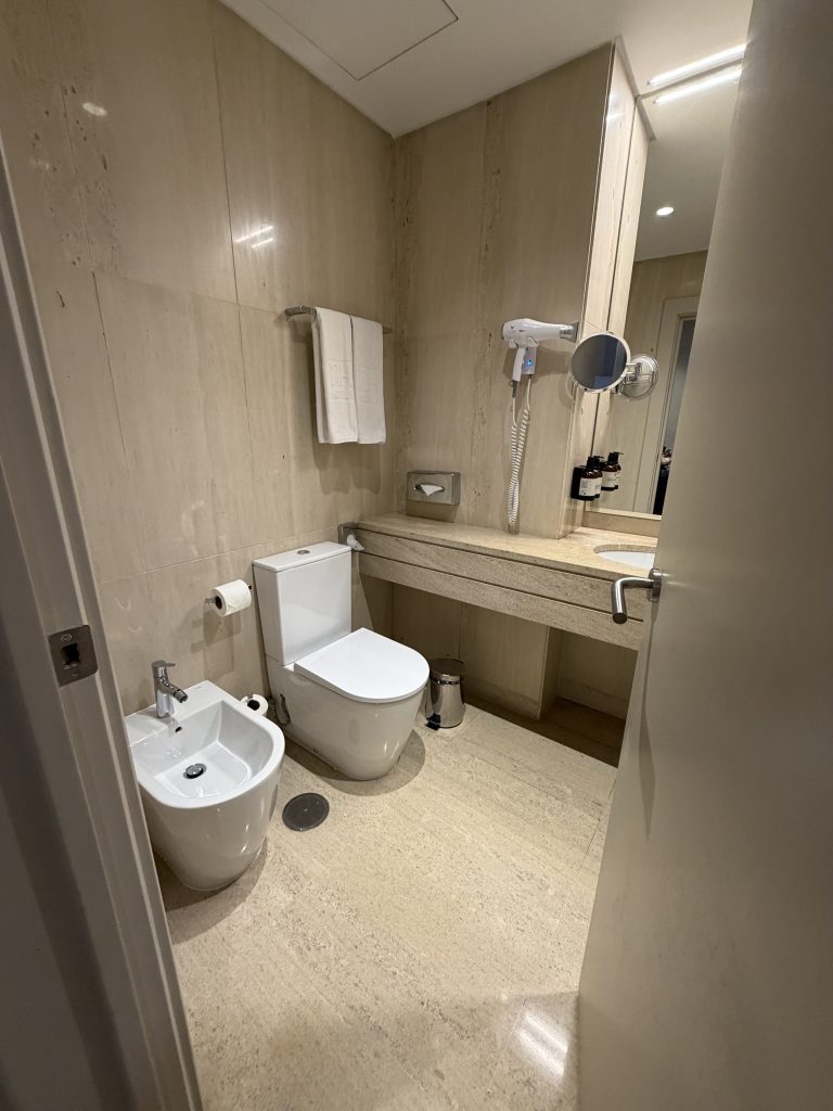 NH Lisboa Campo Grande Hotel Photo Superior Terrace Room Bathroom
