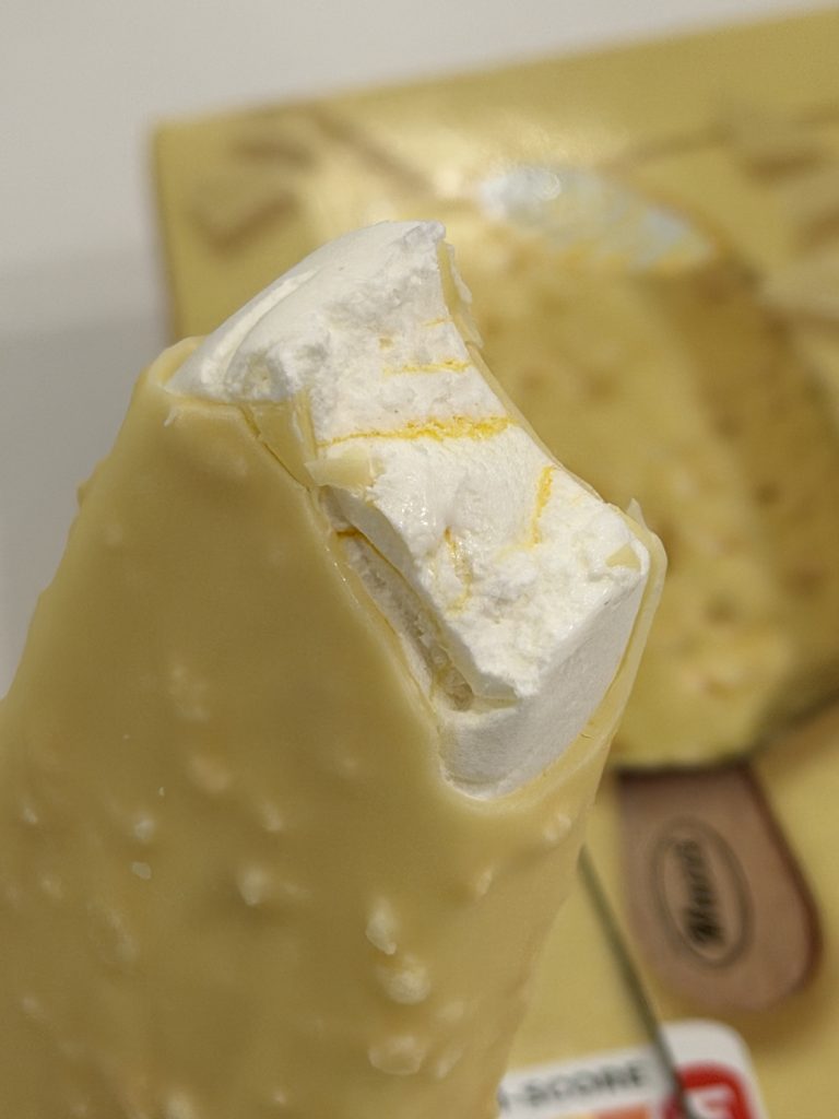 Mucci Cocos Mango Gelado (Aldi Coconut Mango Ice Cream) Review —  Close up of Inside  | Aldi Finds Portugal