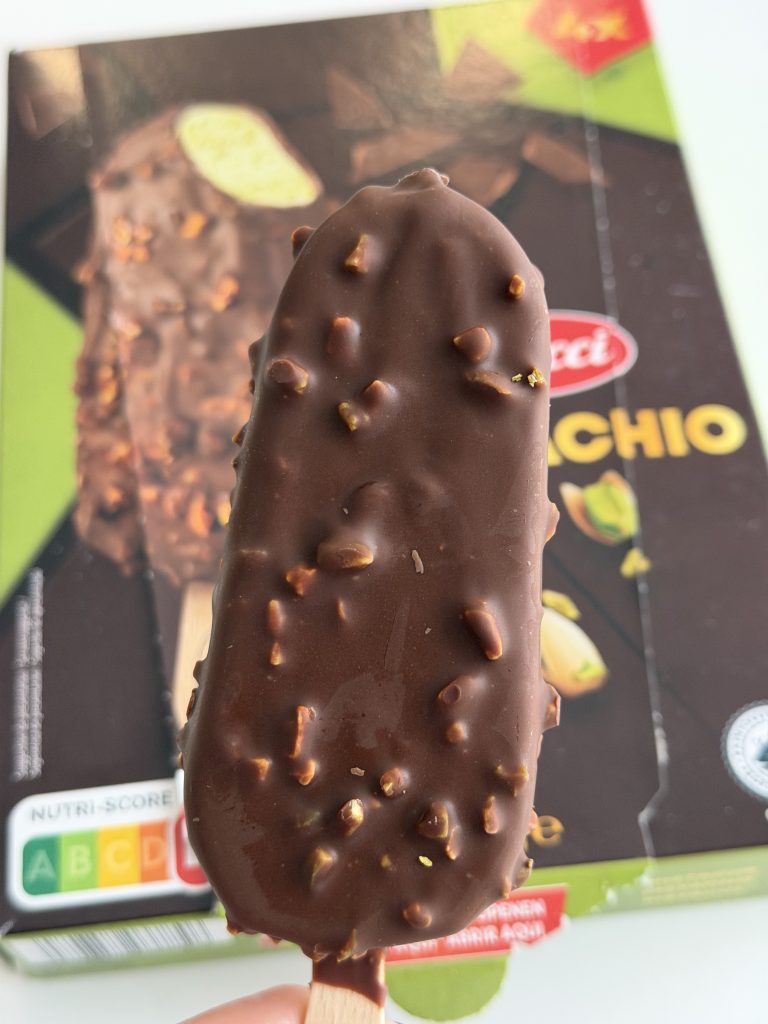 Aldi Mucci Pistachio Ice Cream Review — Ice Cream Bar with Roasted Pistachios in Chocolate Shell | Aldi Portugal Product Reviews