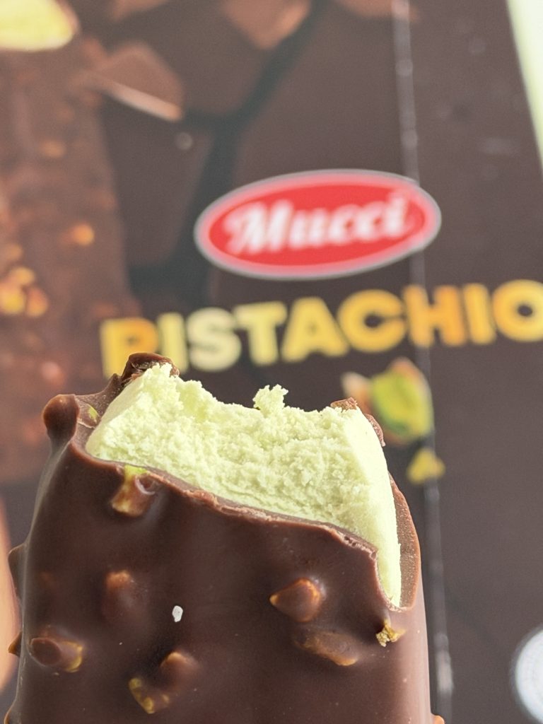 Aldi Mucci Pistachio Ice Cream Review — Inside of Ice Cream Bar | Aldi Portugal Product Reviews