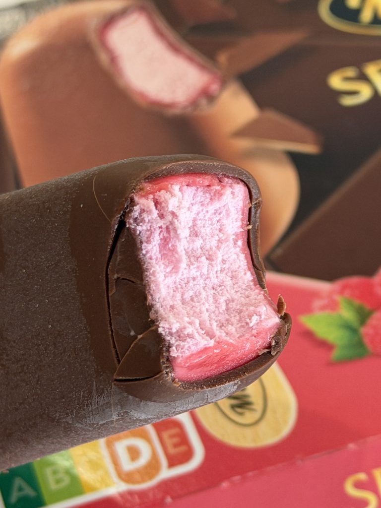 Mucci Sensation Duo Raspberry Ice Cream Bars — Inside View | Aldi Reviews Portugal