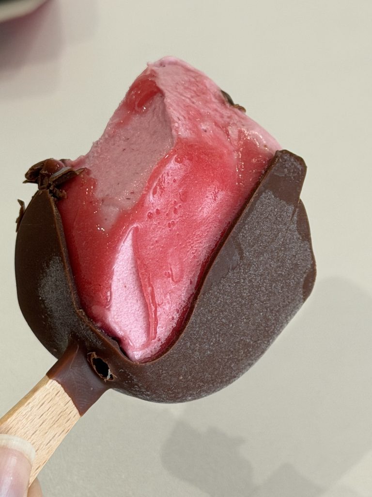 Mucci Sensation Duo Raspberry Ice Cream Bars — Close up of Raspberry Ice Cream wrapped in Raspberry Sherbet and Chocolate Coating | Aldi Reviews Portugal
