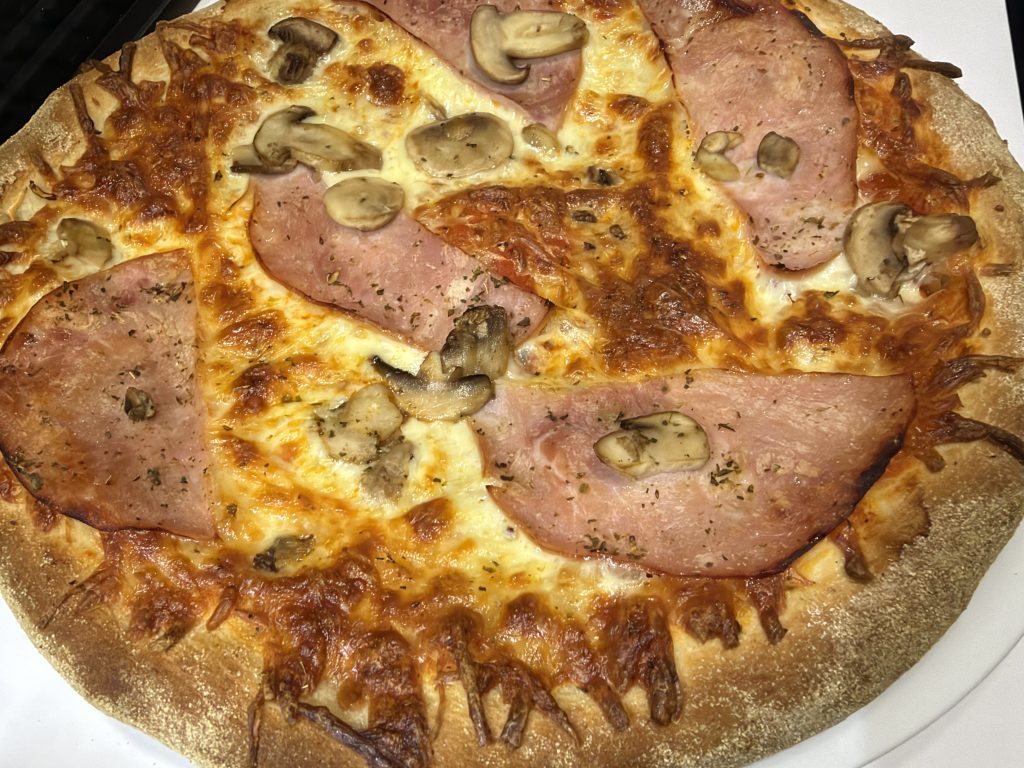 Pizza Gigante Review — Fiambre Fumado com Cogumelos Smoked ham with mushrooms baked pizza photo  | Aldi Finds Portugal